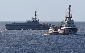 Portugal aceita acolher 10 pessoas do barco que Salvini expulsou de Itália