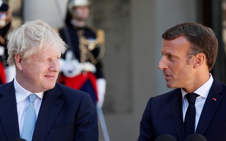 Macron avisa Johnson: Não há acordo no Brexit sem o 'indispensável' backstop