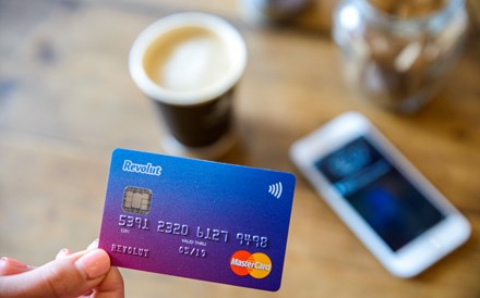 Revolut aconselha clientes a transferir dinheiro em vez de carregar com cartão para evitar custos