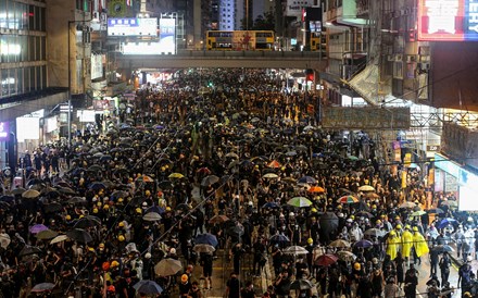 Manifestantes dispersam após confrontos com polícia à frente da sede do Governo de Hong Kong