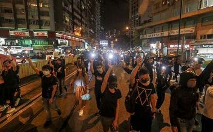 Hong Kong em recessão profunda com escalada de violência