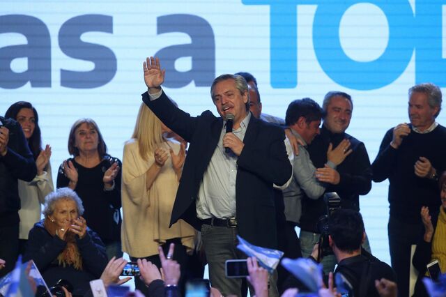 Após atingir mínimo histórico, moeda da Argentina volta a cair 10%