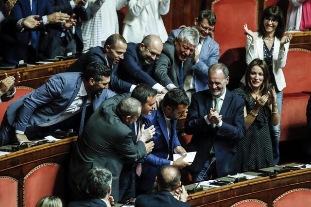 Maioria alternativa mantém vivo o governo de Conte. Salvini pressiona 5 Estrelas