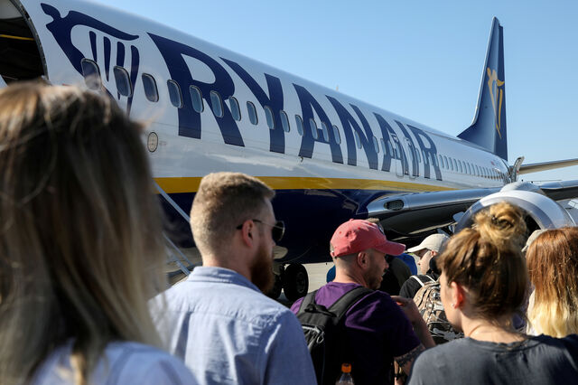 Ryanair avança com 'lay-off' em Portugal a partir de 1 de abril