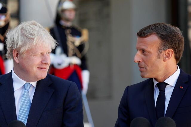 Macron avisa Johnson: Não há acordo no Brexit sem o 'indispensável' backstop