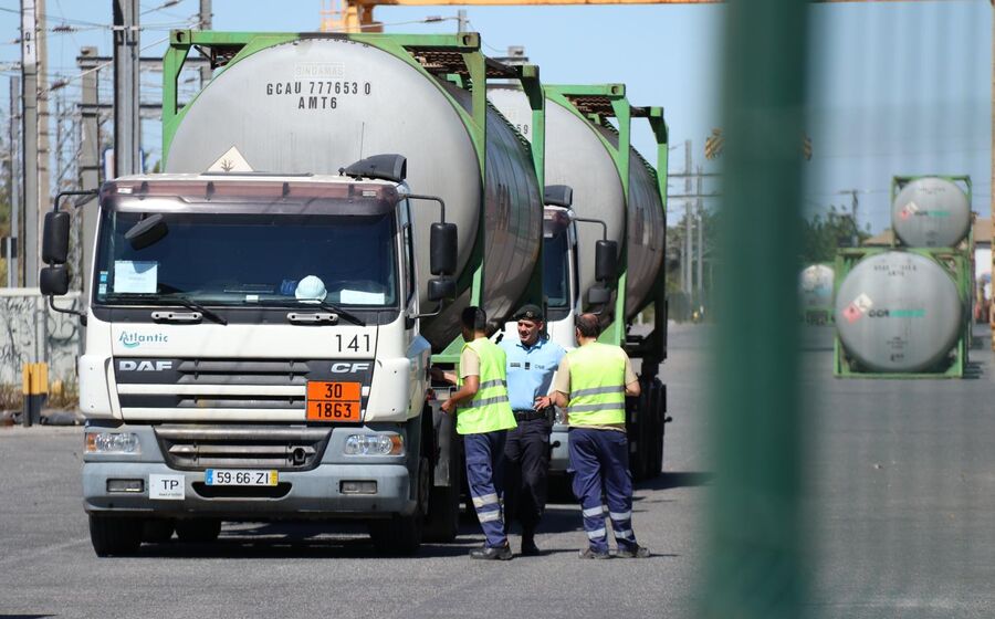 Greve motoristas - camiões a cumprir serviços mínimos 