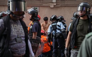 Manifestantes antigovernamentais e pró-Pequim confrontam-se em Hong Kong