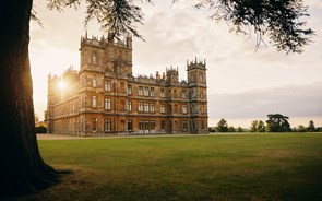 Quer dormir em Downton Abbey? Está no Airbnb