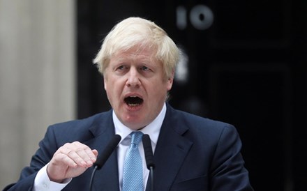 Boris Johnson acusa UE de querer criar fronteira entre Irlanda do Norte e resto do Reino Unido