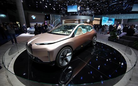 BMW anuncia número de carros elétricos vendidos através de uma sequência de 'tweets' 