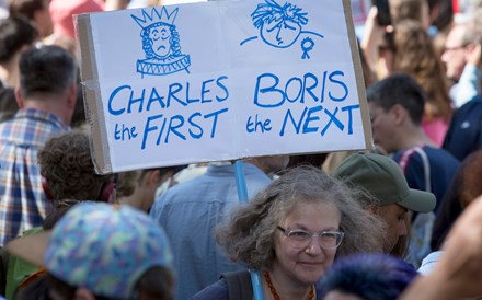 Um cartaz nos protestos contra Boris Johnson faz referência à Guerra Civil em Inglaterra 