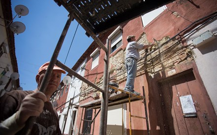 Construção cai mais de 8% em junho