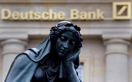 Deutsche Bank denuncia gestor por suspeita de pagamento indevido 