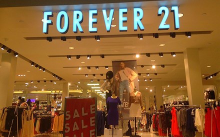 Forever 21 fecha 350 lojas depois da falência - Comércio - Jornal de  Negócios