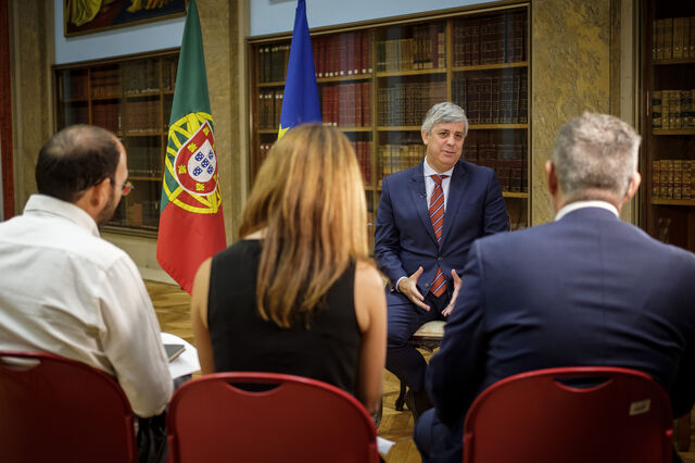 Carga fiscal mantém-se este ano mas desce no próximo