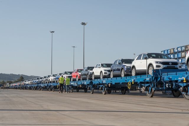 Autoeuropa reativa comboio da fábrica para o Porto de Setúbal
