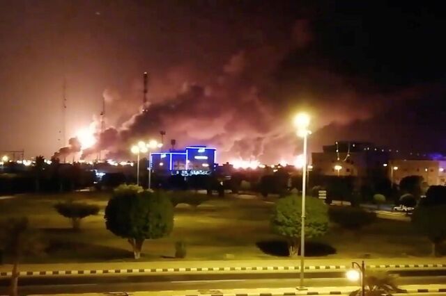 Ataques a instalações petrolíferas sauditas cortam produção em 50%