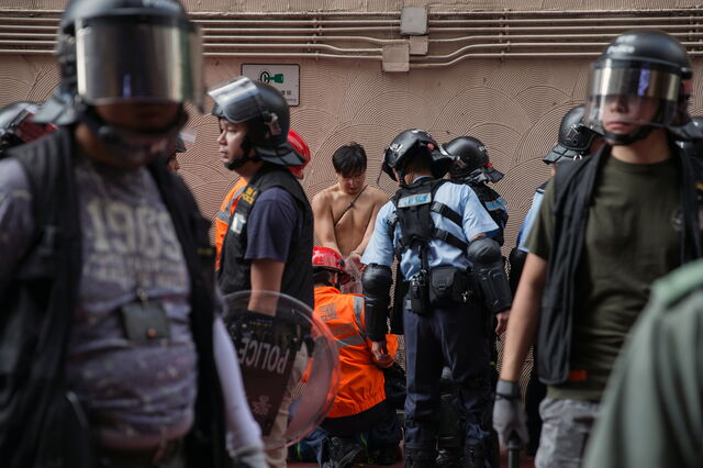 Hong Kong invoca lei de emergência da era colonial que proíbe máscaras