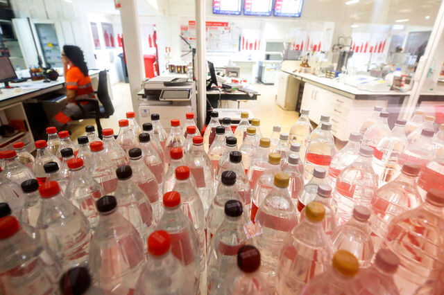 Coca-Cola, Pepsi e Nestlé foram consideradas as empresas mais poluidoras de plástico