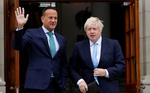 Brexit: Boris Johnson e Leo Varadkar reúnem-se para 'discussões detalhadas'