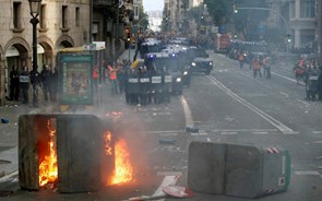 Mais de meio milhão de pessoas ocupam as ruas de Barcelona. Tensão com polícia aumenta 