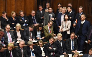 Deputados britânicos ameaçam Boris com tribunal se não pedir adiamento   