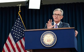 Powell compensa sinais vermelhos na economia dos EUA