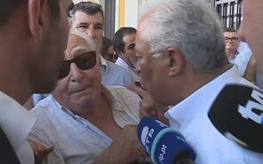 António Costa enfurece-se durante arruada e chama 'mentiroso' a popular