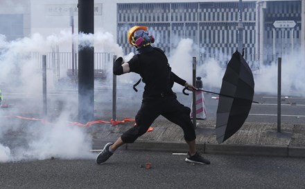 Polícia de Hong Kong 'muito triste' por ter baleado jovem manifestante