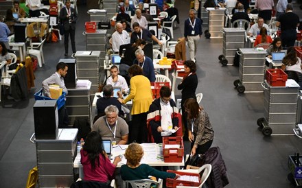 Entre os boletins de voto dos emigrantes também há cheques e contas da luz   