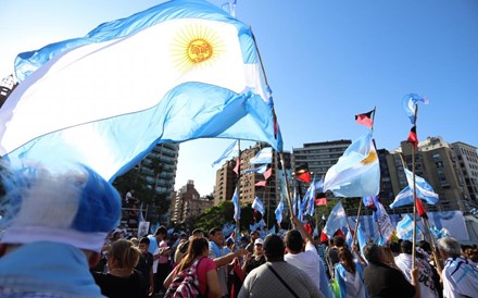 Porque está a Argentina sempre mergulhada numa crise de dívida