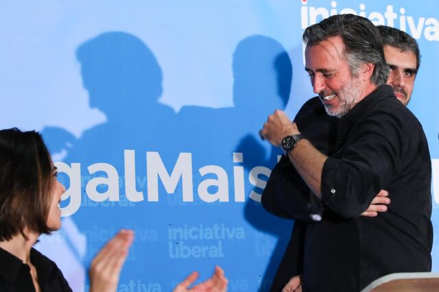 Partidos da direita ultrapassam o PS com impulso dos liberais