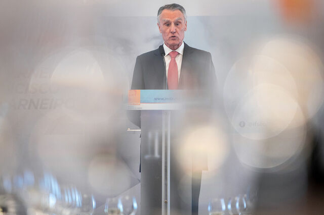 Cavaco entra com tiro de canhão na contagem de espingardas do PSD