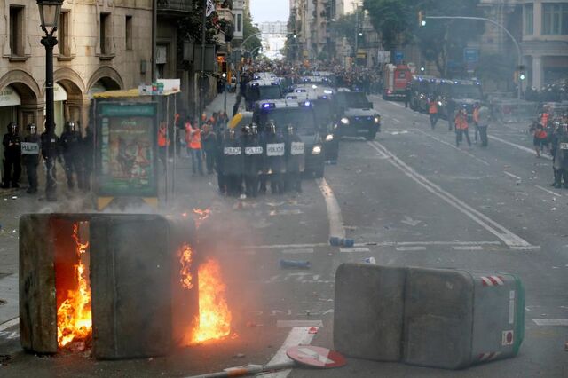 Mais de meio milhão de pessoas ocupam as ruas de Barcelona. Tensão com polícia aumenta 