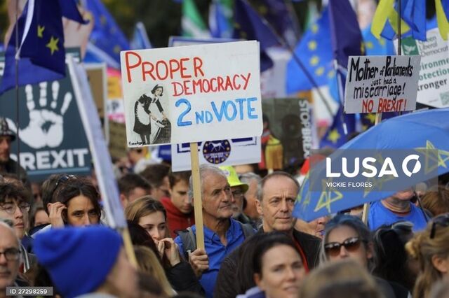 Milhares concentram-se em Londres contra a saída da União Europeia      