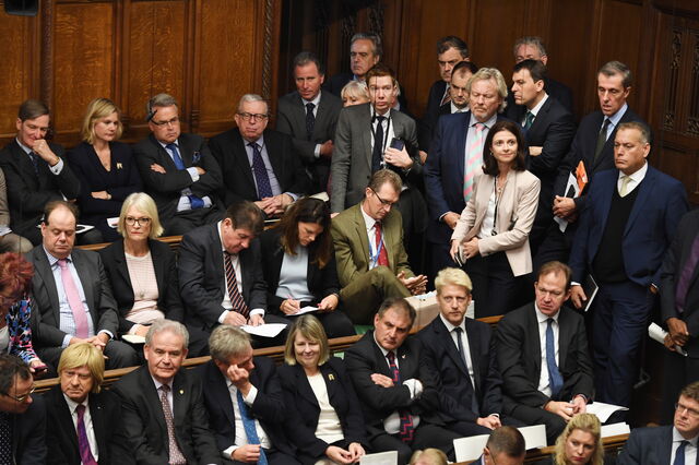 Deputados britânicos ameaçam Boris com tribunal se não pedir adiamento   