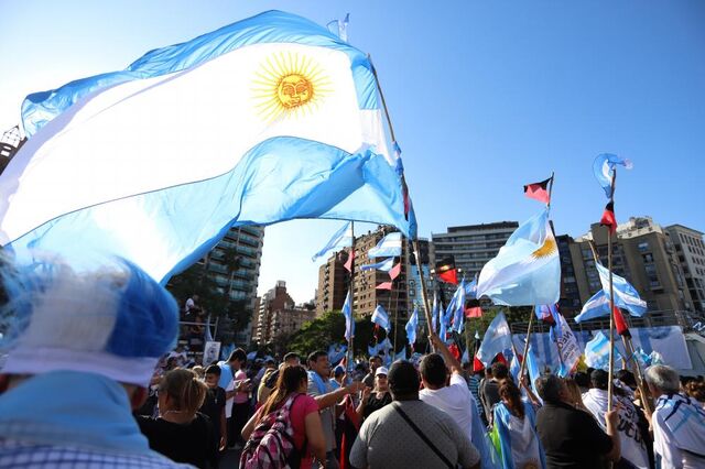 Porque está a Argentina sempre mergulhada numa crise de dívida