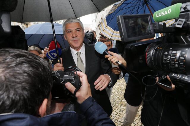 Sócrates sai do interrogatório com ar satisfeito e regressa na terça-feira