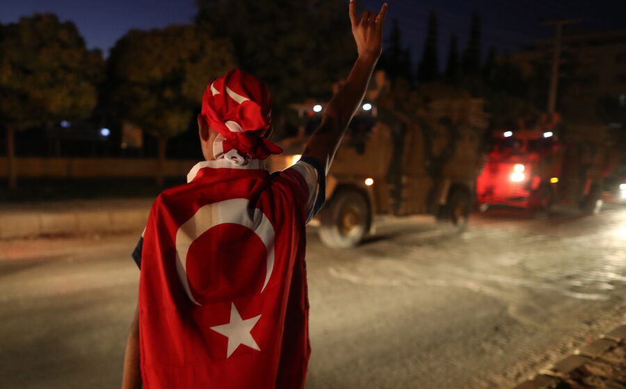 bandeira turquia ofensiva contra curdos fronteira da siria