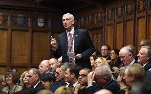 Lindsay Hoyle é o novo 'speaker' da Câmara dos Comuns e já ensinou papagaio a dizer 'order!'