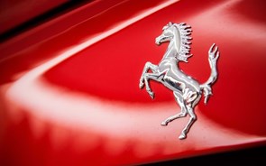 Ferrari junta-se à Armani para lançar acessórios de luxo