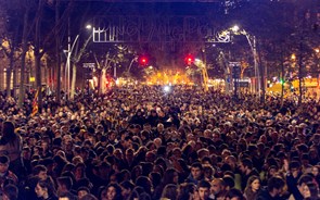 Polícia carrega sobre manifestantes pró-independência da Catalunha