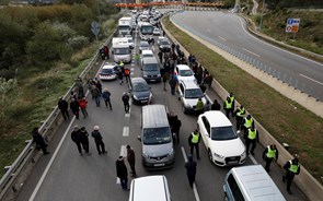 Polícia francesa retira independentistas catalães de estrada fronteiriça bloqueada