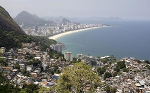 Fitch baixa perspetiva do Brasil para negativa 