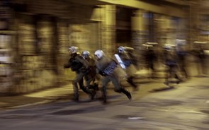 Polícia invade campus da Universidade Politécnica de Hong Kong   