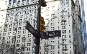 Wall Street à tona de água com resultados mistos