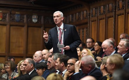 Lindsay Hoyle é o novo 'speaker' da Câmara dos Comuns e já ensinou papagaio a dizer 'order!'