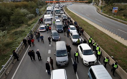 Polícia francesa retira independentistas catalães de estrada fronteiriça bloqueada