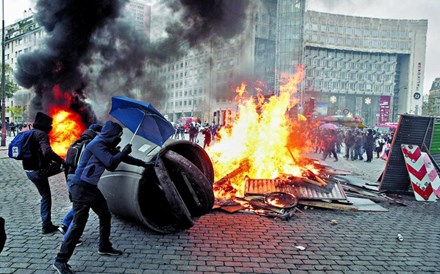 Governo francês culpa 'bandidos' e 'idiotas' por distúrbios em Paris