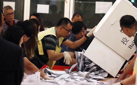 Eleições em Hong Kong dão vitória clara a candidatos pró-democracia